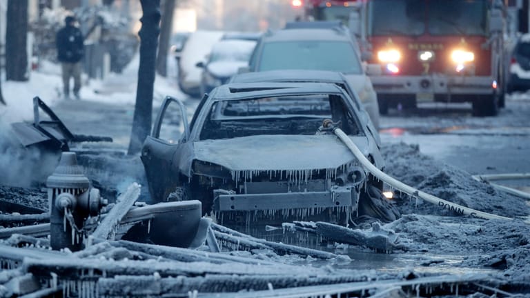 Ein ausgebranntes Auto in Newark (New Jersey): Wegen der Kälte in den USA gefriert das Löschwasser der Feuerwehr.