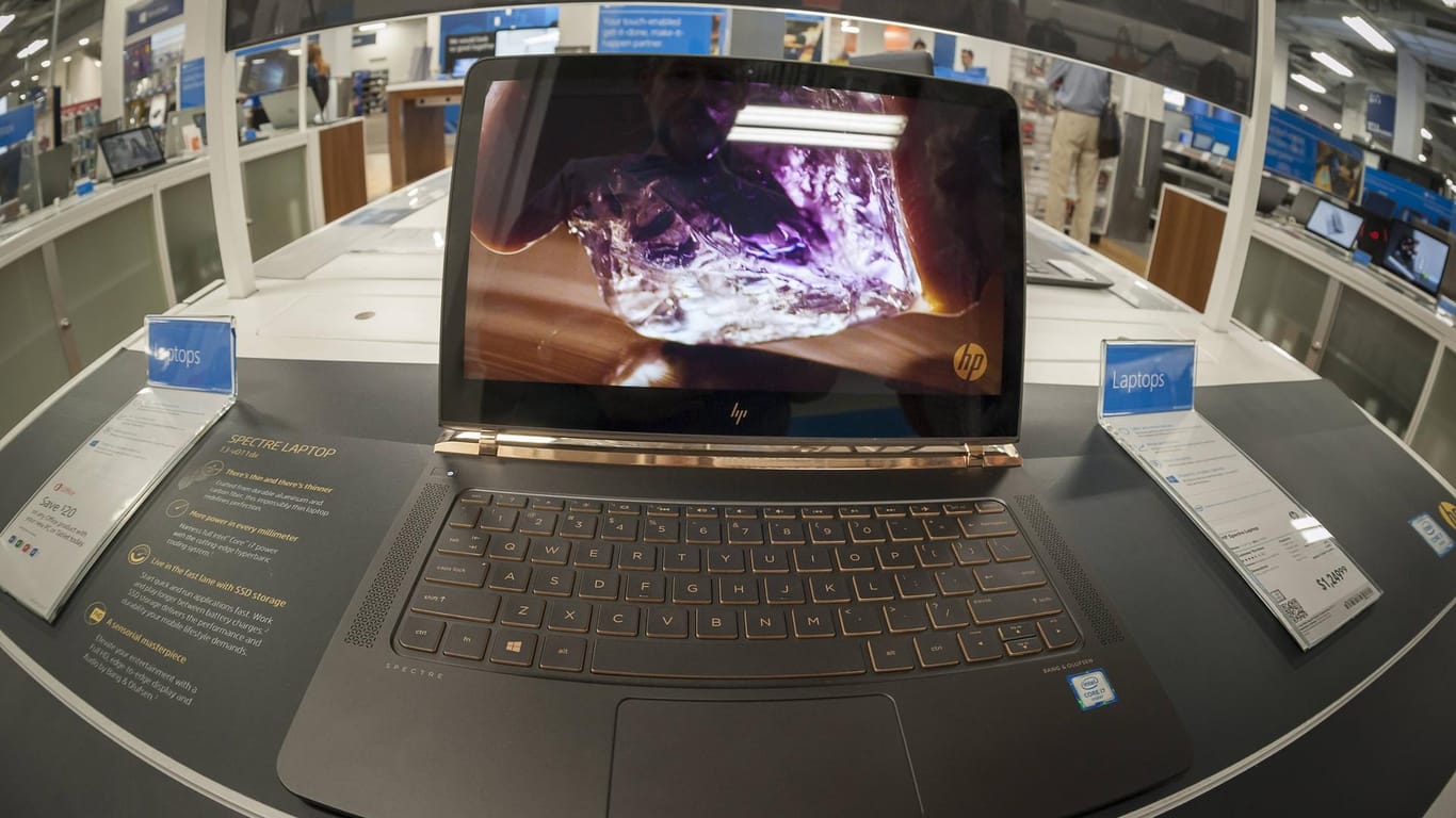 HP-Notebook im Shop: Rückruf wegen gefährlicher Akkus.