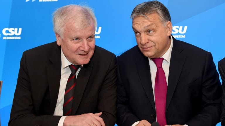 CSU-Parteichef Horst Seehofer (l) redet mit dem Ministerpräsident von Ungarn, Viktor Orban: Orban gilt als einer der größten Kritiker von Merkels Flüchtlingspolitik.