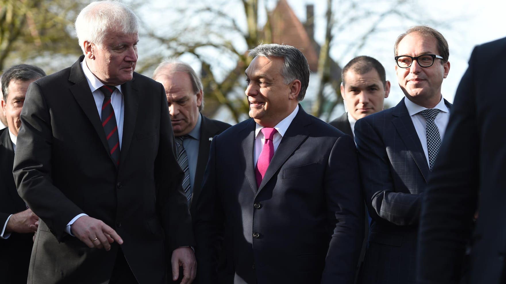 CSU-Parteichef Horst Seehofer (l-r), Ministerpräsidenten von Ungarn, Viktor Orban, und Landesgruppenchef Alexander Dobrindt: Seehofer ist von Orbans Lebensweg und seinem Kampf gegen das kommunistische System in Ungarn fasziniert.