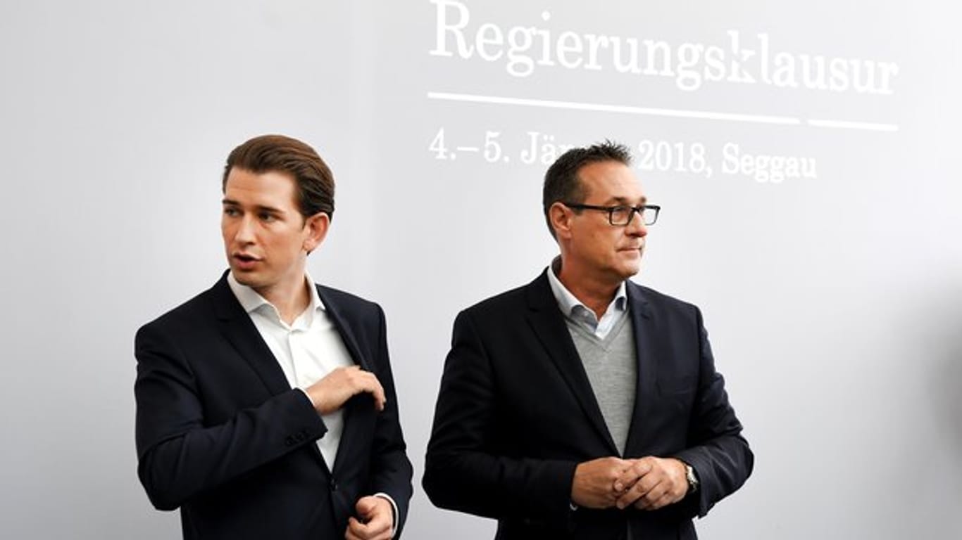 Österreichs Bundeskanzler Sebastian Kurz (l) und Vizekanzler Heinz-Christian Strache bei einer Klausur der österreichischen Regierung in Seggau.