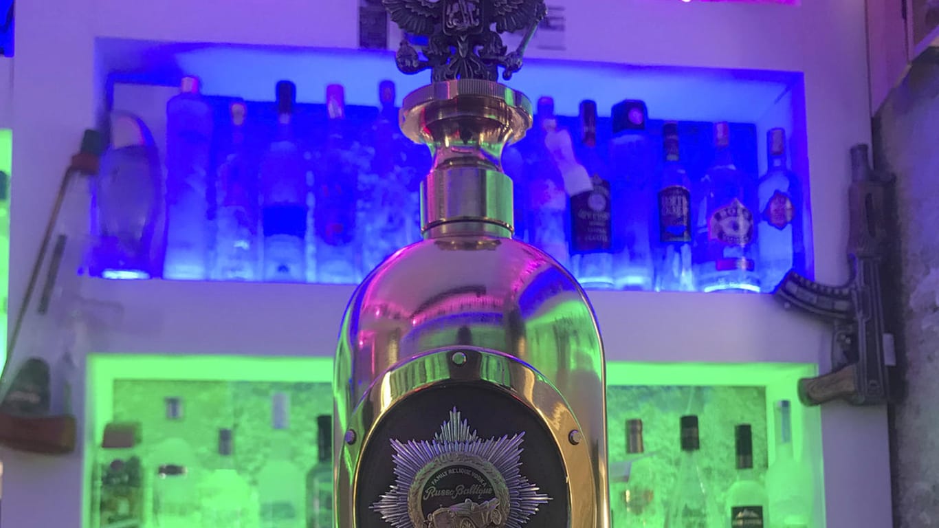Die Wodka-Flasche im Wert von 1,3 Millionen Dollar (rund eine Million Euro), bestehend aus drei Kilo Gold und drei Kilo Silber, aufgenommen im Cafe 33 in Kopenhagen.