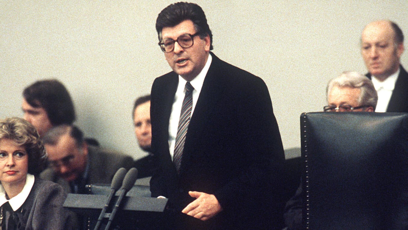 Philipp Jenninger (CDU) bei seiner Antrittsrede nach seiner Wahl zum Präsidenten des Deutschen Bundestages am 05.11.1984: Er verstarb im Alter von 85 Jahren. Philipp Jenninger (CDU) bei seiner Antrittsrede nach seiner Wahl zum Präsidenten des Deutschen Bundestages am 05.11.1984: Er verstarb im Alter von 85 Jahren.