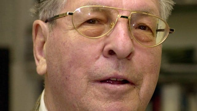 Der frühere Bundestagspräsident Philipp Jenninger im Mai 2002 in Stuttgart. Der frühere Bundestagspräsident Philipp Jenninger im Mai 2002 in Stuttgart.