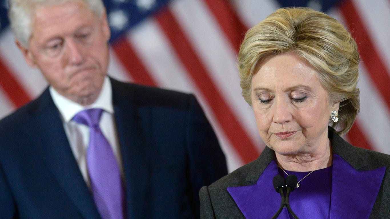 Die US-Politiker Bill und Hillary Clinton auf einer Aufnahme nach der gegen Donald Trump verlorenen Präsidentschaftswahl.