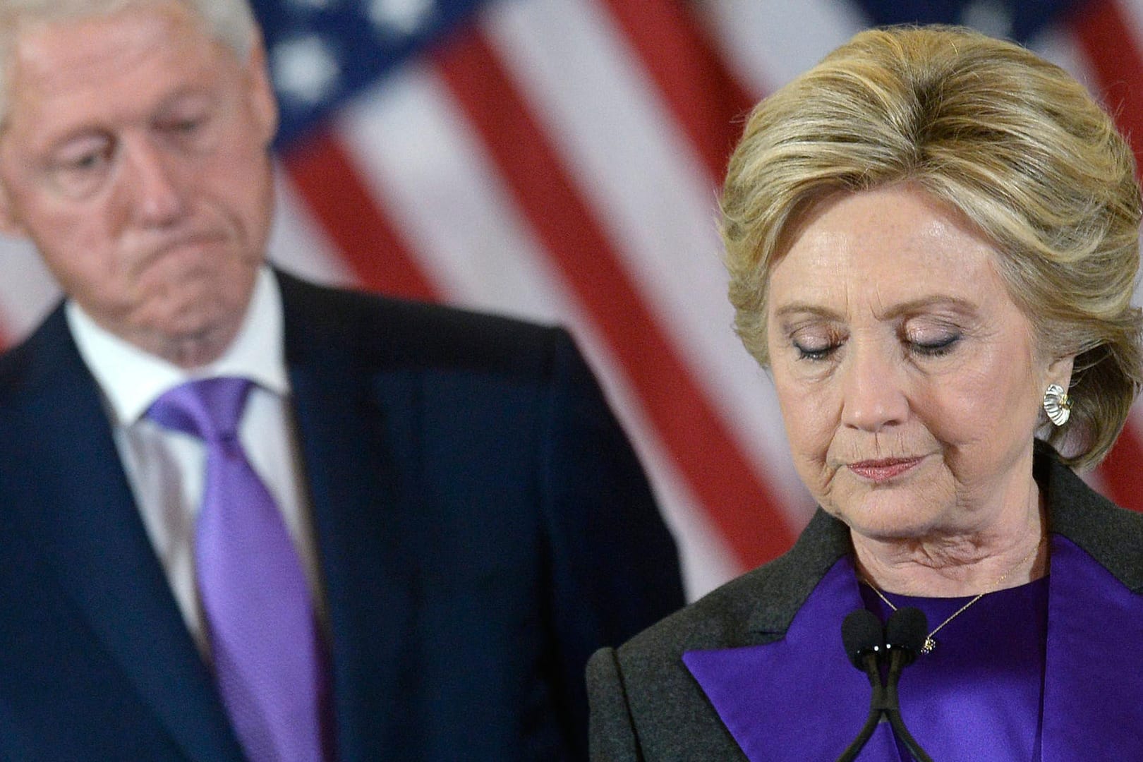 Die US-Politiker Bill und Hillary Clinton auf einer Aufnahme nach der gegen Donald Trump verlorenen Präsidentschaftswahl.