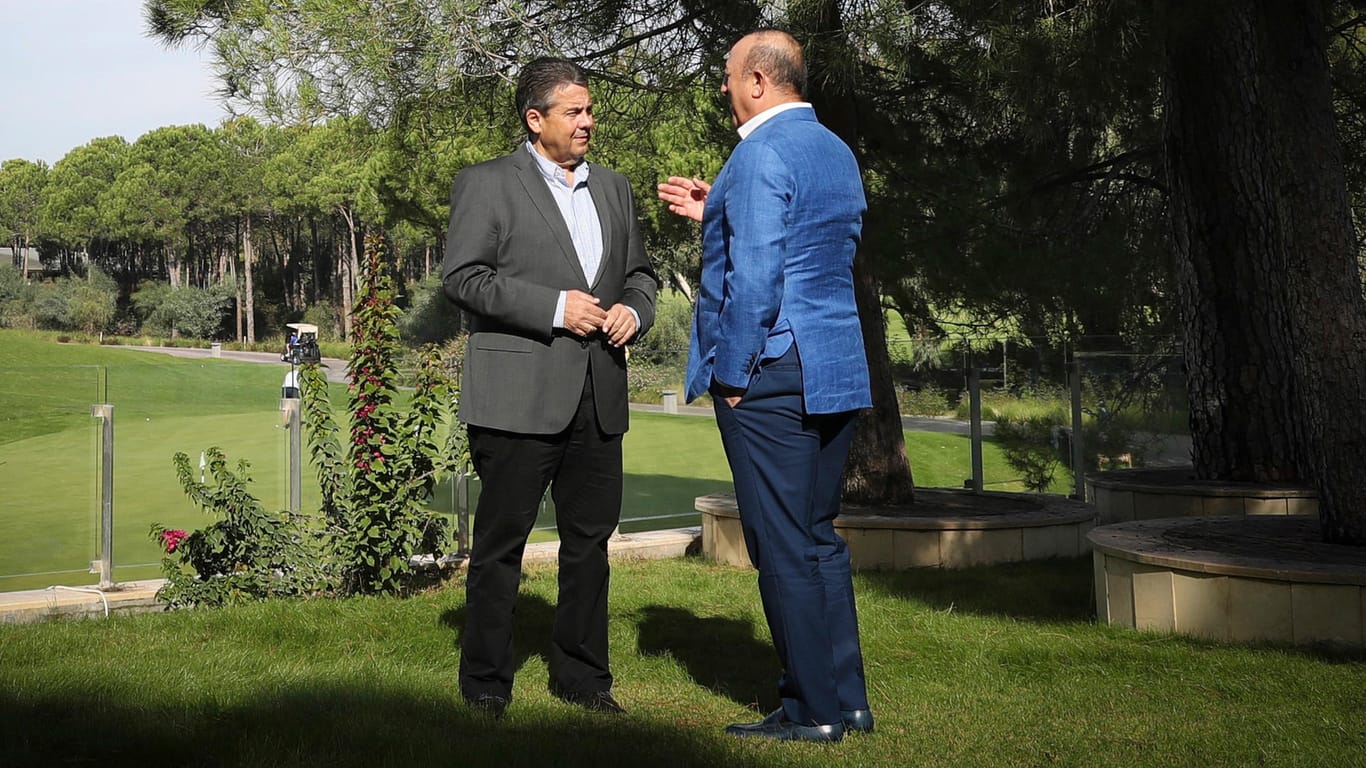 Sigmar Gabriel bei einem Treffen mit Mevlüt Cavusoglu in Ankara: Beide bemühen sich um eine Entspannung der deutsch-türkischen Beziehungen.
