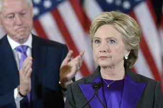 Die Clinton-Stiftung wird von Hillary Clinton (r), Ex-Präsident Bill Clinton und Tochter Chelsea betrieben.