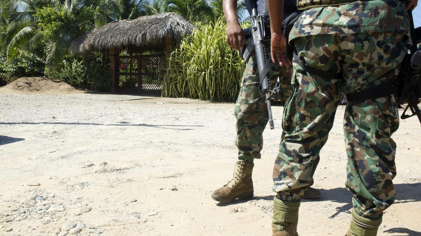 Beamte der mexikanischen Militärpolizei patrouillieren in Acapulco: In Mexiko tobt seit Jahren ein erbitterter Drogenkrieg.