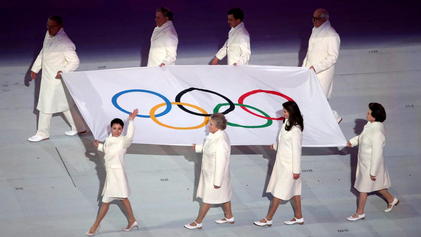 Die Olympische Flagge wird 2014 bei der Eröffnungsfeier der Olympischen Winterspiele in Sotschi (Russland) ins Stadion getragen: 2018 finden die Winterspiele in Südkorea statt und auch Nordkorea soll dabei sein.