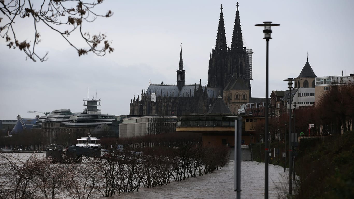 Das Rheinufer ist in der Nähe des Kölner Dom überflutet: Experten rechnen in Köln am Sonntag mit einem Pegelstand von 8,30 bis 8,80 Metern.