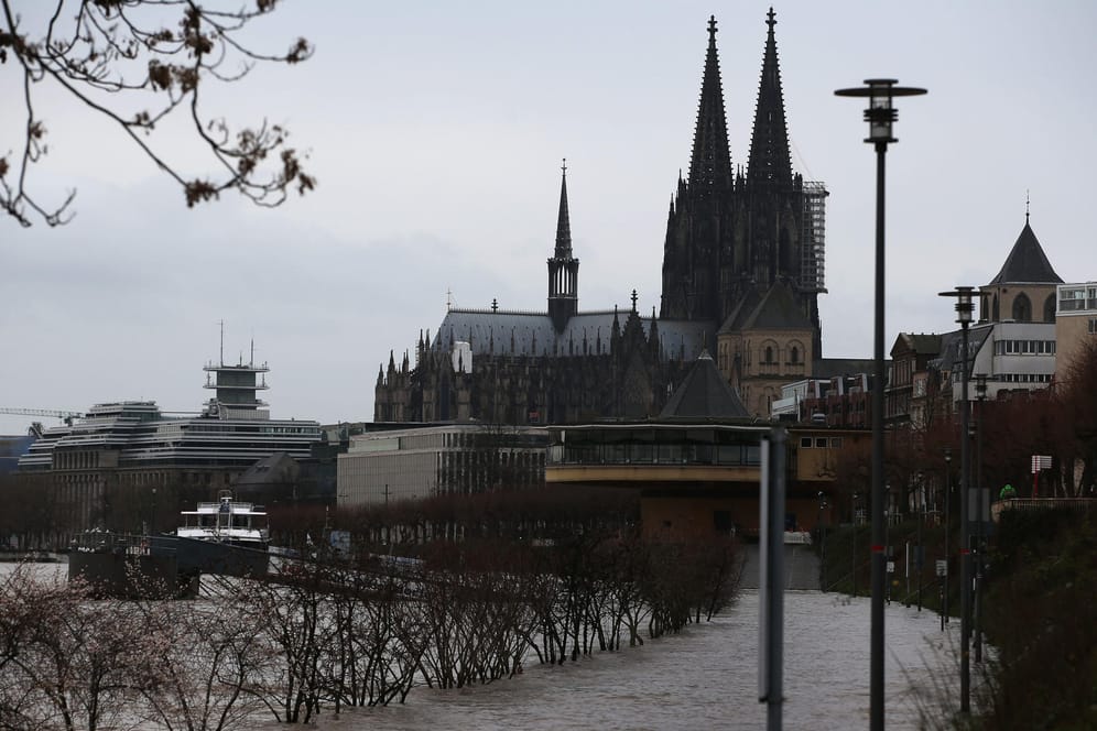 Das Rheinufer ist in der Nähe des Kölner Dom überflutet: Experten rechnen in Köln am Sonntag mit einem Pegelstand von 8,30 bis 8,80 Metern.