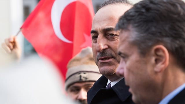 "Ja, es hat Probleme gegeben, auch Spannungen und sogar Eskalationen", räumte Cavusoglu bei dem Treffen mit Gabriel ein. "Ja, es hat Probleme gegeben, auch Spannungen und sogar Eskalationen", räumte Cavusoglu bei dem Treffen mit Gabriel ein.