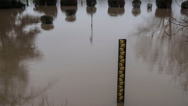 Das Wasser des Rhein im hessischen Hattenheim war in der Nacht nochmals angestiegen. Das Wasser des Rhein im hessischen Hattenheim war in der Nacht nochmals angestiegen.