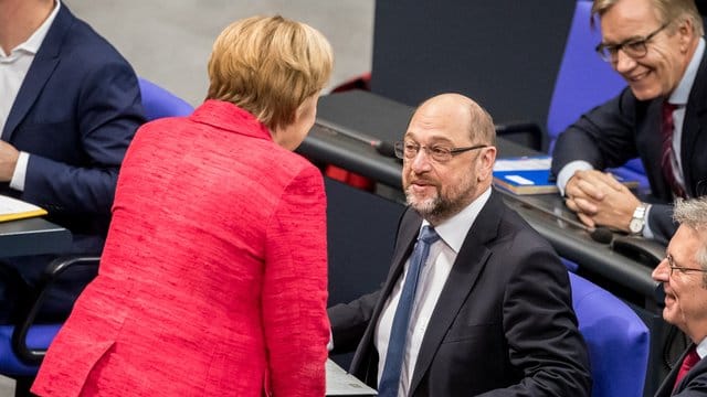 Bundeskanzlerin Angela Merkel (CDU) und der Vorsitzende der SPD, Martin Schulz, im Bundestag in Berlin.