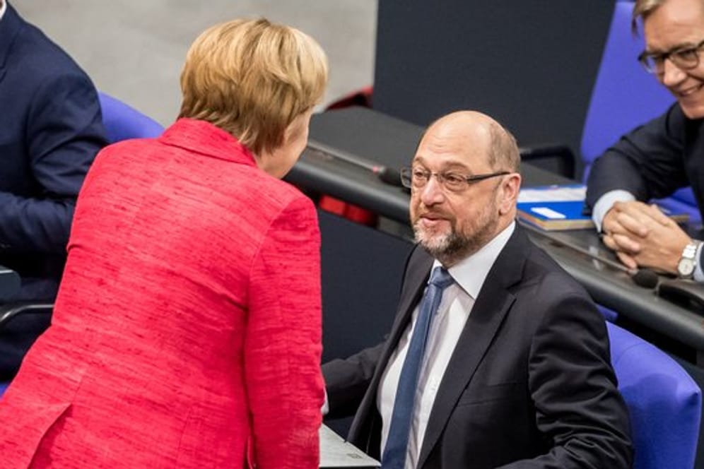 Bundeskanzlerin Angela Merkel (CDU) und der Vorsitzende der SPD, Martin Schulz, im Bundestag in Berlin.