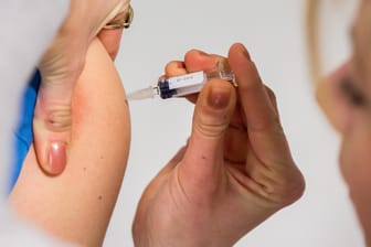 919 Menschen sind 2017 mit Masern diagnostiziert. Impfungen sind daher wichtig – leider gibt es einige Impflücken.