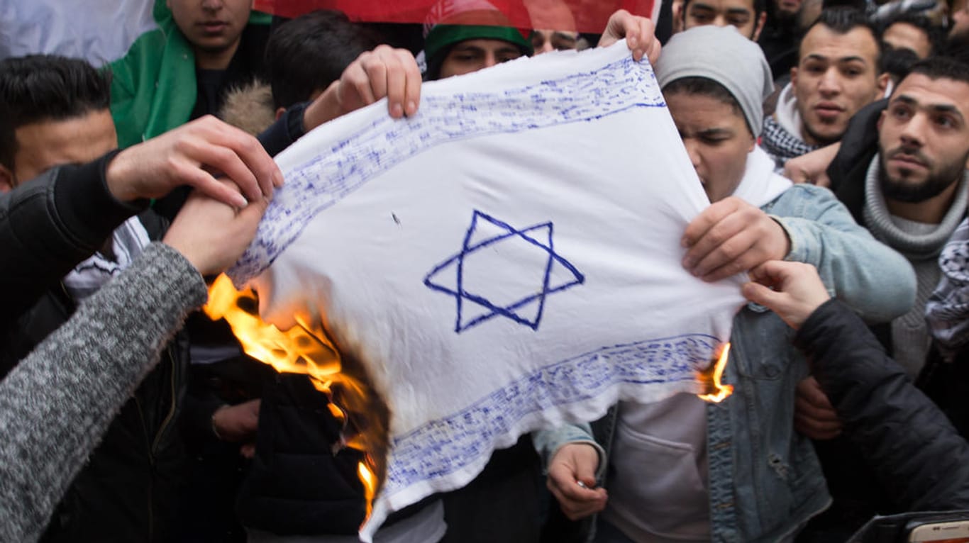 Teilnehmer einer Demonstration verbrennen in Berlin eine selbstgemalte Fahne mit einem Davidstern: Die Union will stärker gegen "importierten Antisemitismus" vorgehen.