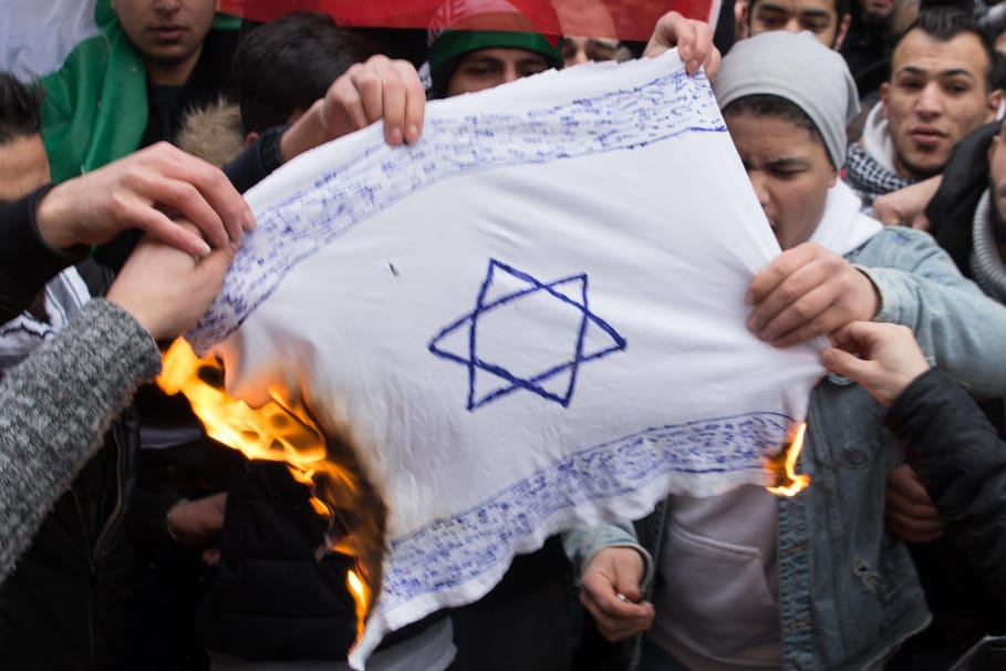 Teilnehmer einer Demonstration verbrennen in Berlin eine selbstgemalte Fahne mit einem Davidstern: Die Union will stärker gegen "importierten Antisemitismus" vorgehen.