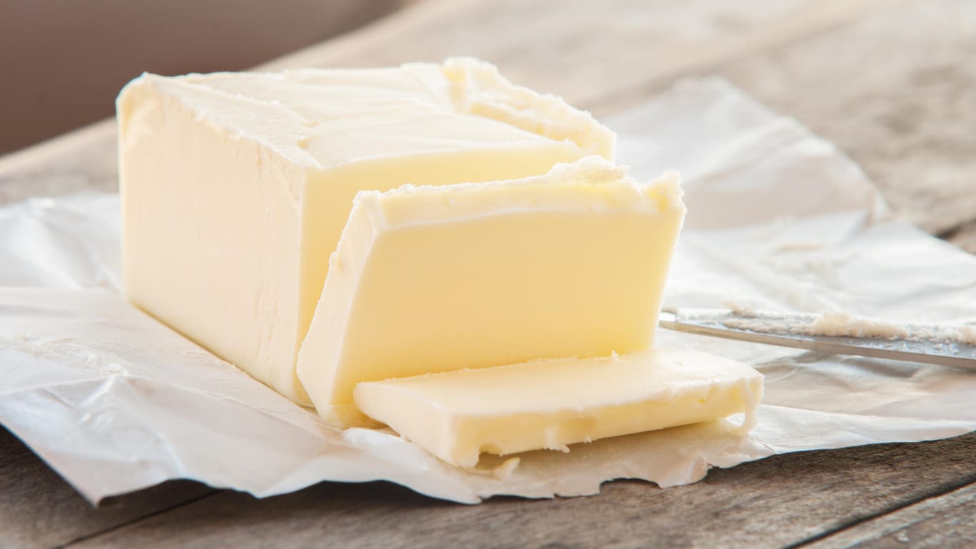 Ein Stück Butter: Verbraucher müssen bald voraussichtlich weniger für Butter bezahlen.