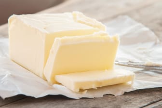 Ein Stück Butter: Verbraucher müssen bald voraussichtlich weniger für Butter bezahlen.