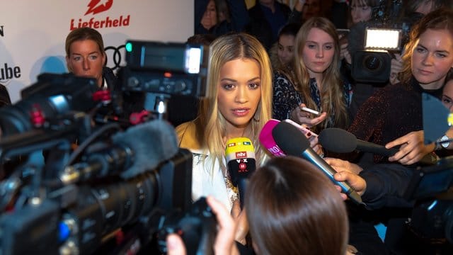 Die britische Sängerin Rita Ora trat in der Hamburger Elbphilharmonie auf einem Benefiz-Konzert auf. Die britische Sängerin Rita Ora trat in der Hamburger Elbphilharmonie auf einem Benefiz-Konzert auf.