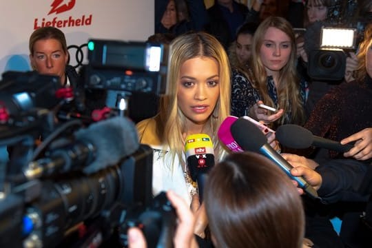 Die britische Sängerin Rita Ora trat in der Hamburger Elbphilharmonie auf einem Benefiz-Konzert auf.