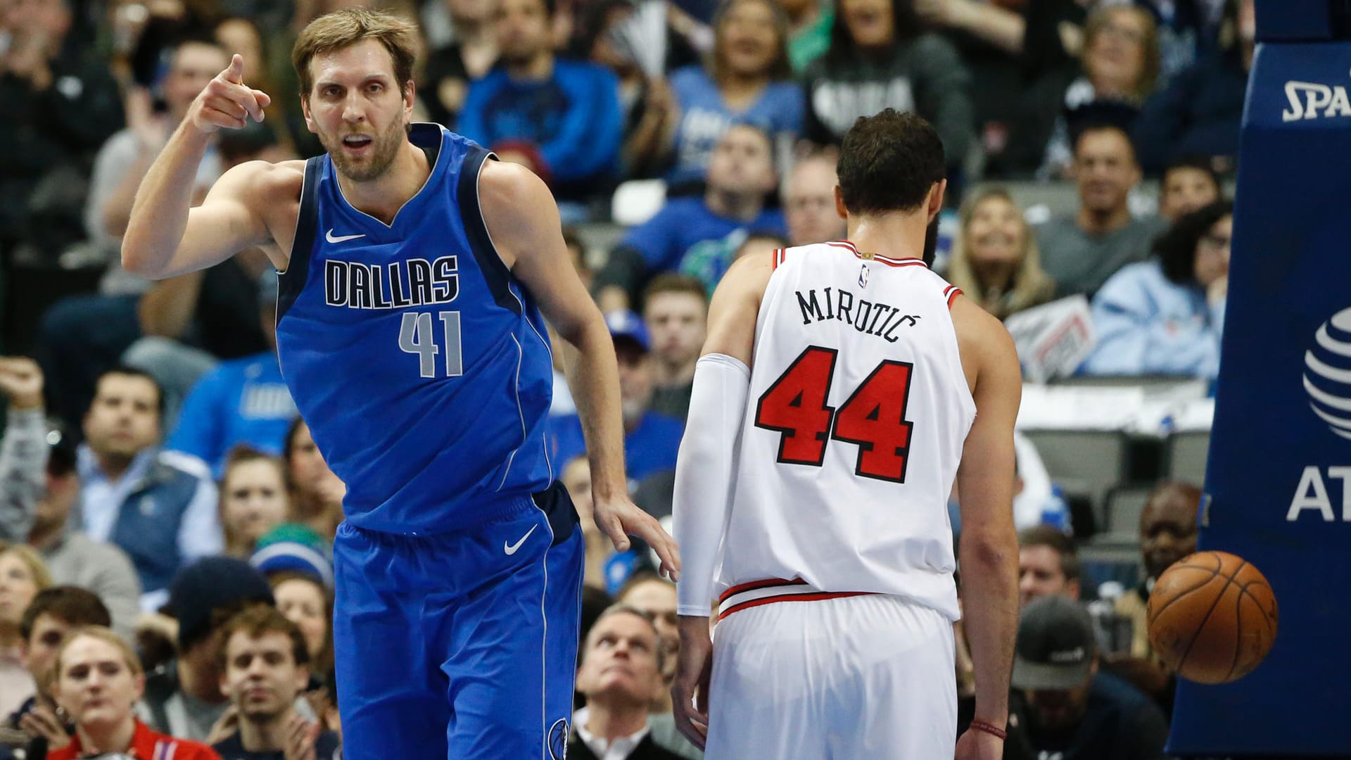 Dirk Nowitzki jubelt nach einem Korberfolg: Die Mavs verloren trotzdem gegen die Bulls.