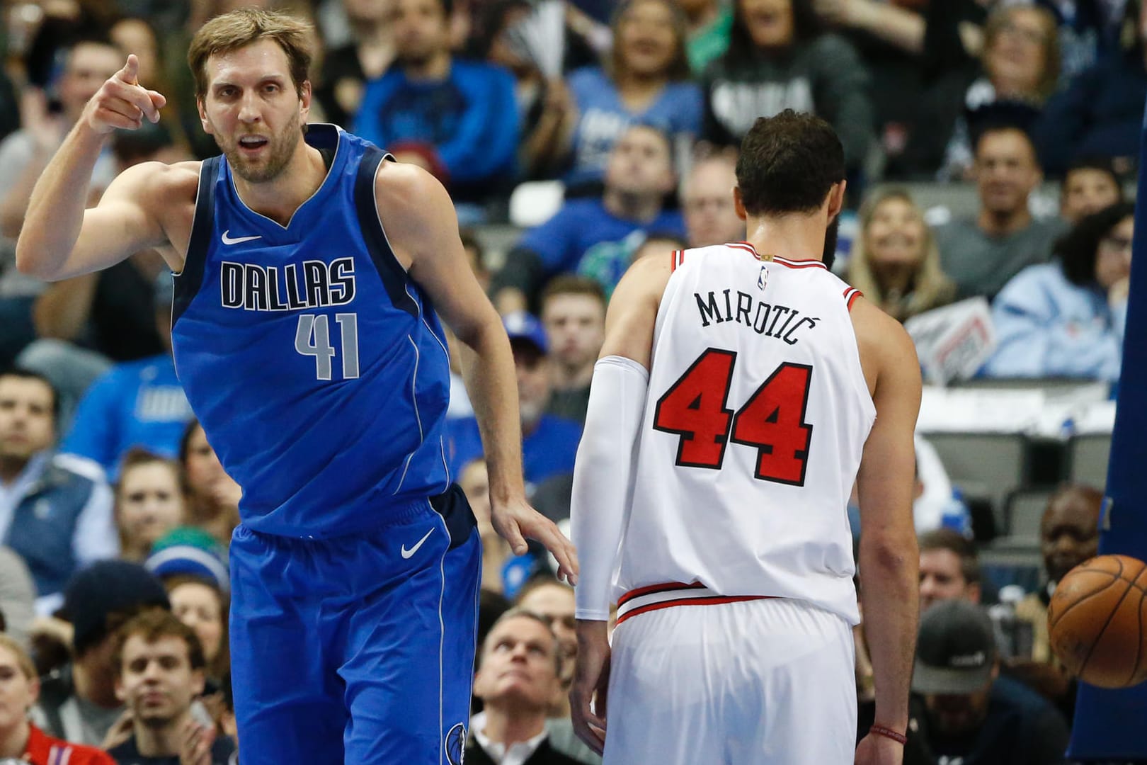 Dirk Nowitzki jubelt nach einem Korberfolg: Die Mavs verloren trotzdem gegen die Bulls.