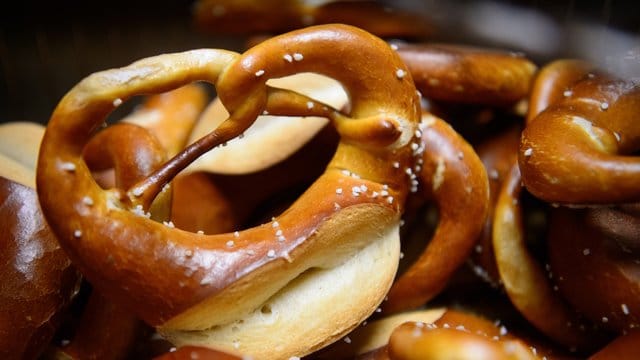 Schwäbische Brezeln: Viele Betriebe sind mittlerweile auf automatische Schlingmaschinen und Tiefkühlteig umgestiegen. Schwäbische Brezeln: Viele Betriebe sind mittlerweile auf automatische Schlingmaschinen und Tiefkühlteig umgestiegen.