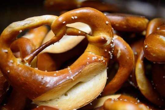 Schwäbische Brezeln: Viele Betriebe sind mittlerweile auf automatische Schlingmaschinen und Tiefkühlteig umgestiegen.