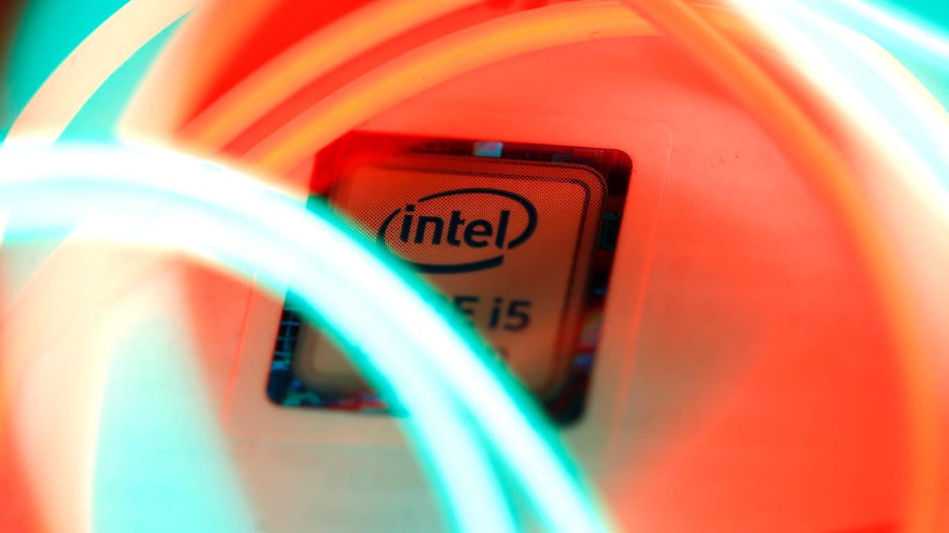 Das Intel-Logo umgeben von Kabeln
