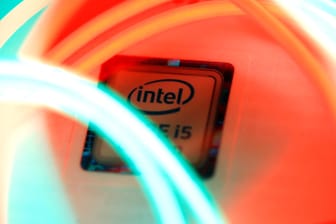 Das Intel-Logo umgeben von Kabeln
