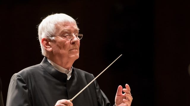 Der ehemalige SPD-Bundesinnenminister Otto Schily dirigierte in der Stadthalle in Borken (Nordrhein-Westfalen) das Neujahrskonzert. Der ehemalige SPD-Bundesinnenminister Otto Schily dirigierte in der Stadthalle in Borken (Nordrhein-Westfalen) das Neujahrskonzert.