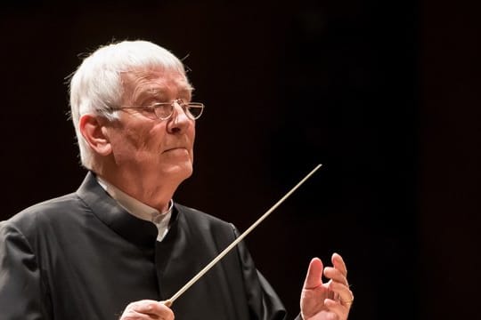 Der ehemalige SPD-Bundesinnenminister Otto Schily dirigierte in der Stadthalle in Borken (Nordrhein-Westfalen) das Neujahrskonzert.
