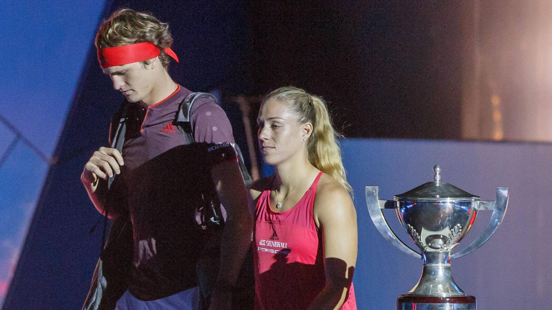 Zverev und Kerber (r.) laufen an der Trophäe vorbei: Den Hopman Cup konnten sie nicht gewinnen.