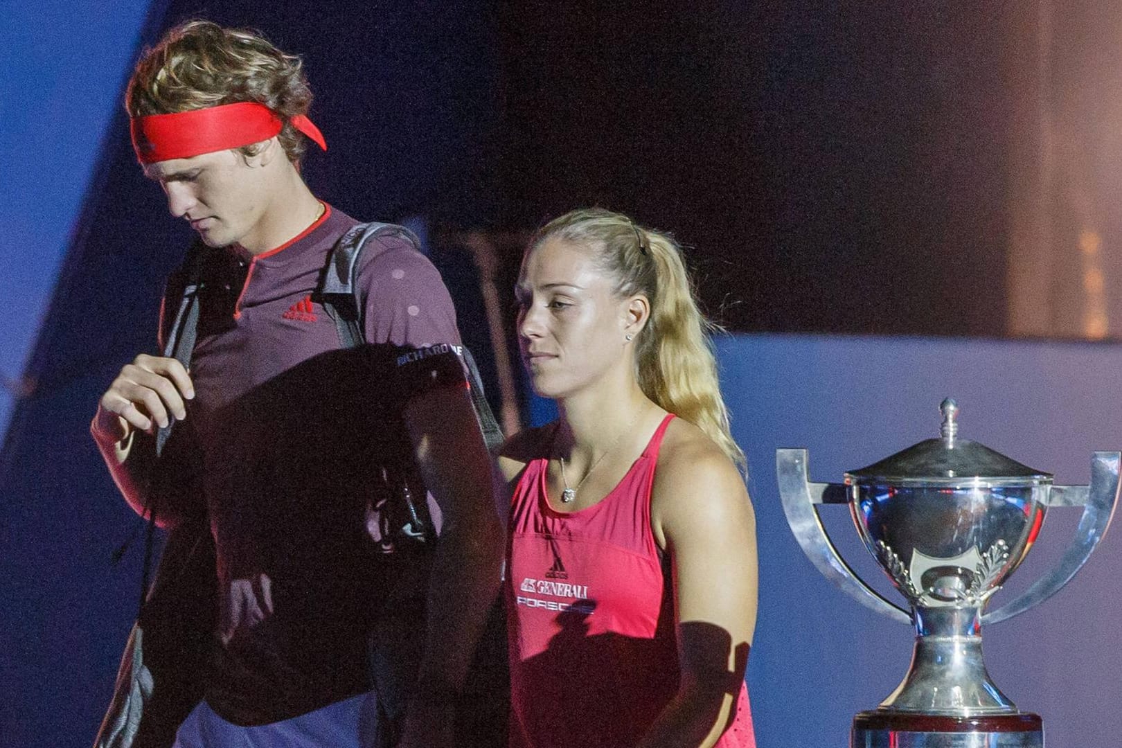 Zverev und Kerber (r.) laufen an der Trophäe vorbei: Den Hopman Cup konnten sie nicht gewinnen.