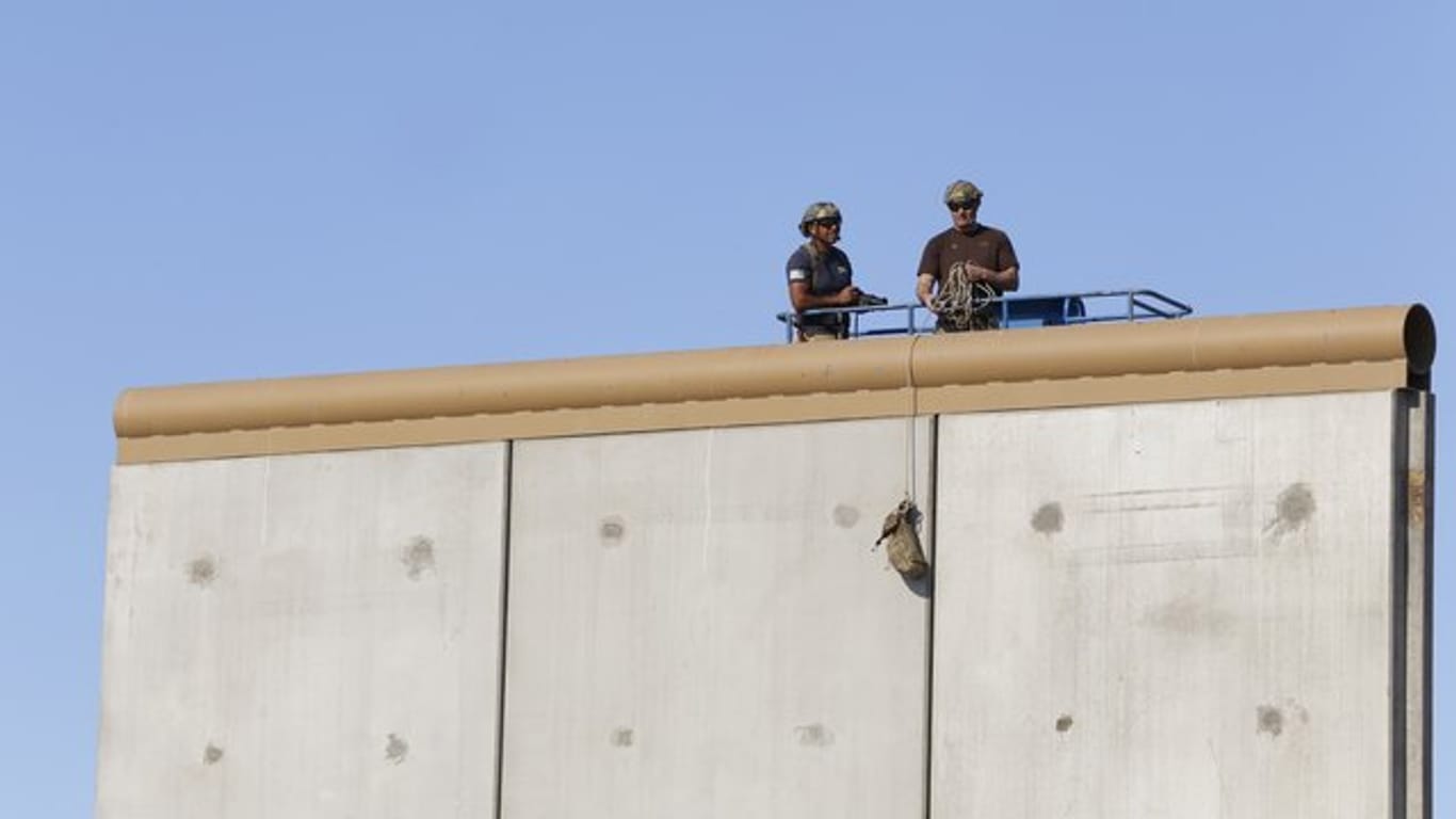 Grenzbeamte testen im Dezember 2017 im mexikanischen Otay Mesa die Prototypen für Trumps neue Grenzmauer zwischen Mexiko und den USA.