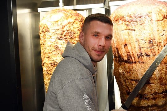 Lukas Podolski vor einem Dönerspieß