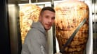 Lukas Podolski vor einem Dönerspieß