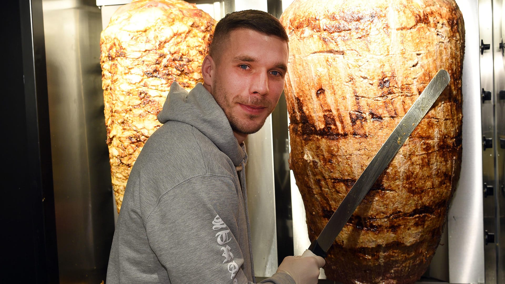 Fußball-Weltmeister Lukas Podolski ist Mitgesellschafter bei «Mangal Döner» in Köln. Fußball-Weltmeister Lukas Podolski ist Mitgesellschafter bei «Mangal Döner» in Köln.