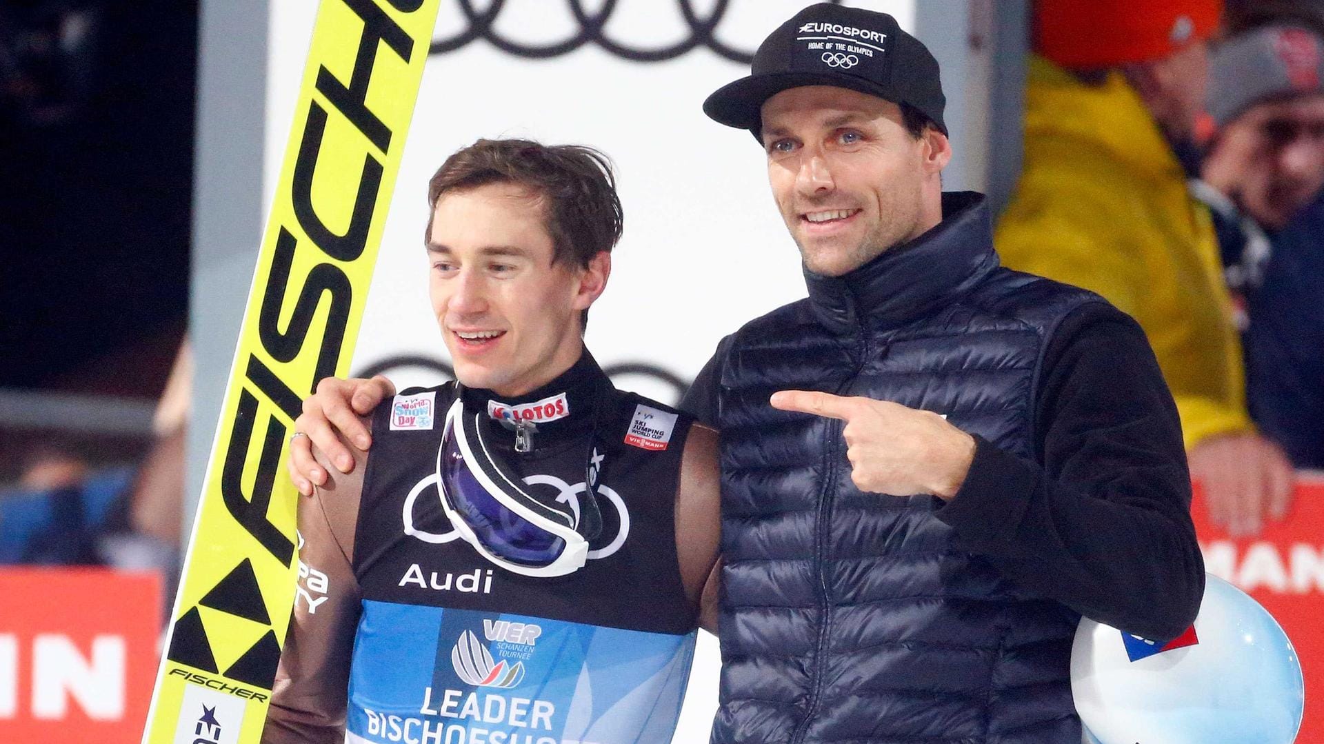 Rekordsieger neben Rekordsieger: Sven Hannawald (r.) gratuliert Tournee-Gewinner Kamil Stoch.