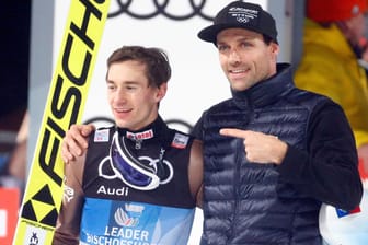 Rekordsieger neben Rekordsieger: Sven Hannawald (r.) gratuliert Tournee-Gewinner Kamil Stoch.