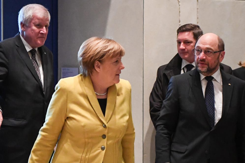 CSU-Chef Seehofer, Kanzlerin Merkel, SPD-Chef Schulz: Ab Sonntag sondieren die Parteien ein mögliches Regierungsbündnis.