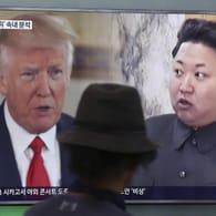 Donald Trump und Kim Jong Un auf einem TV-Bildschirm in Seoul: Überraschendes Gesprächsangebot aus Washington.