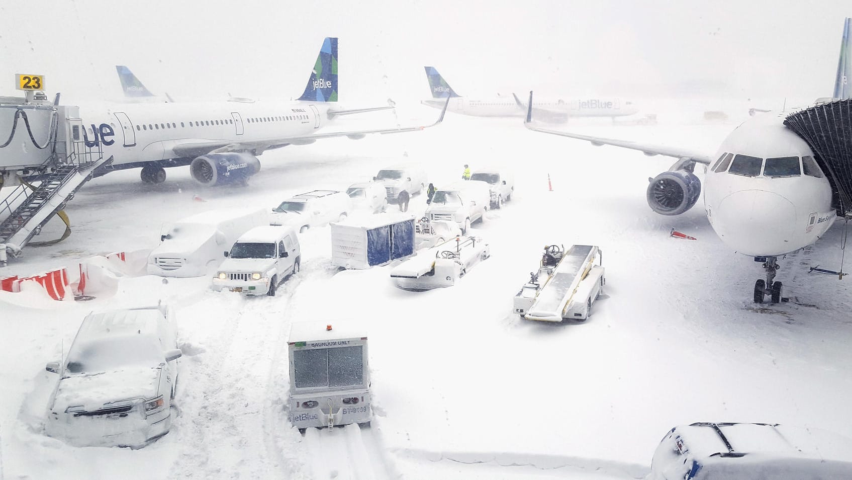 Vollkommen eingeschneit: Der John F. Kennedy Flughafen in New York.
