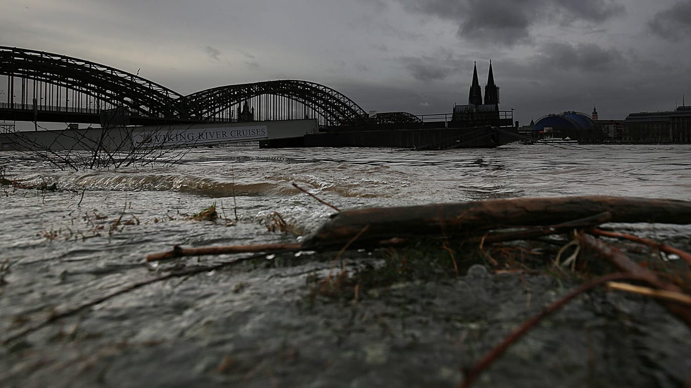 Nichts geht mehr auf dem Rhein: Die Hochwasserpegel in Köln stiegen auf über 8,30 Meter – die Schifffahrt wurde eingestellt.