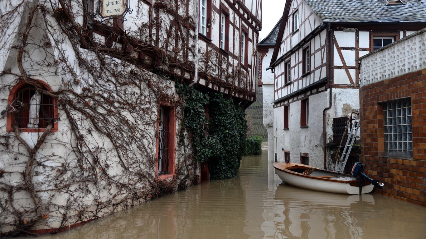 Zahlreiche Orte entlang der Mosel sind vom Hochwasser betroffen: Ein historisches Haus in Pünderich (Rheinland-Pfalz) ist im Hochwasser eingeschlossen.