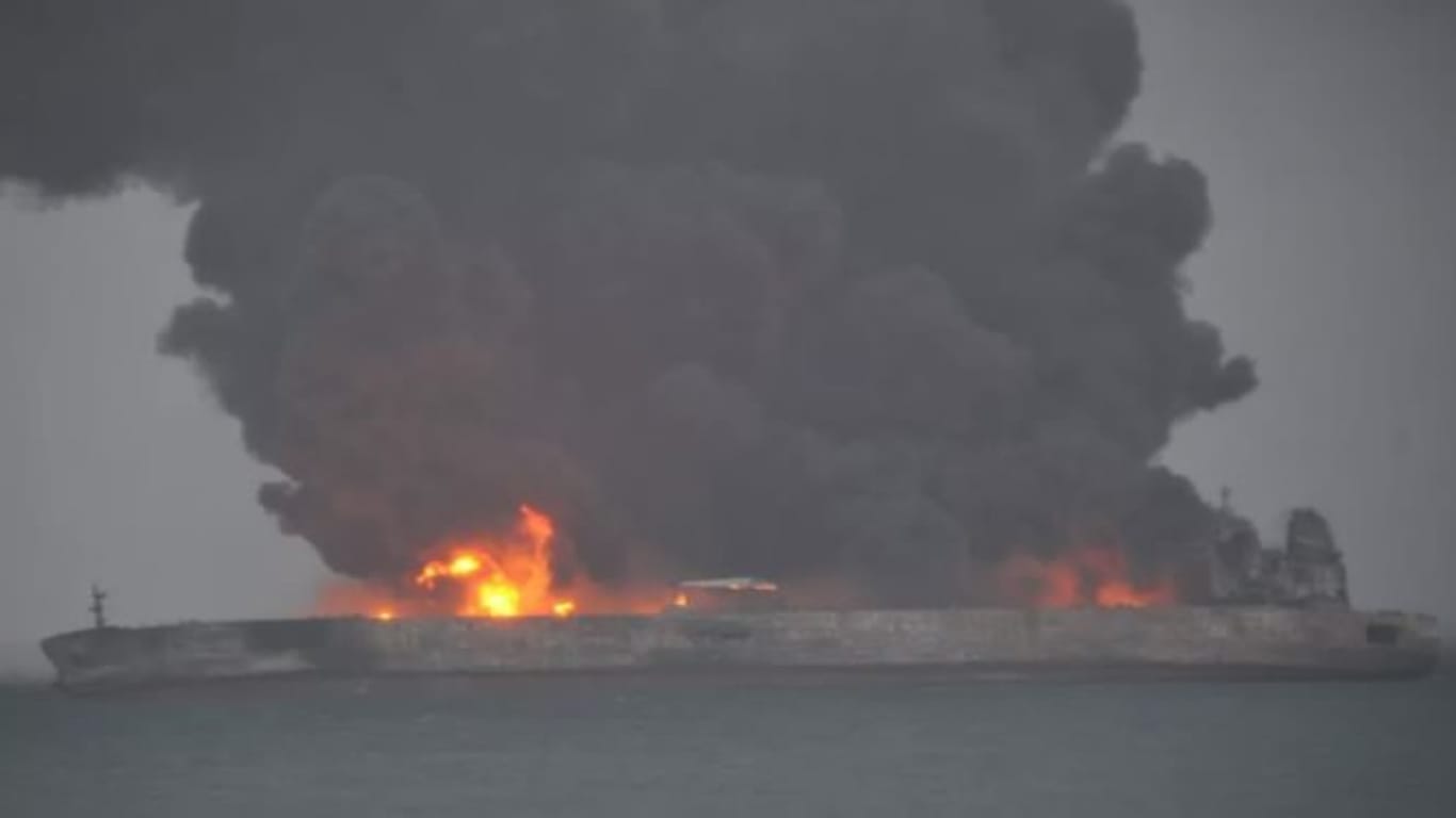 Dichte Rauchwolken steigen vom brennenden Öltanker auf.