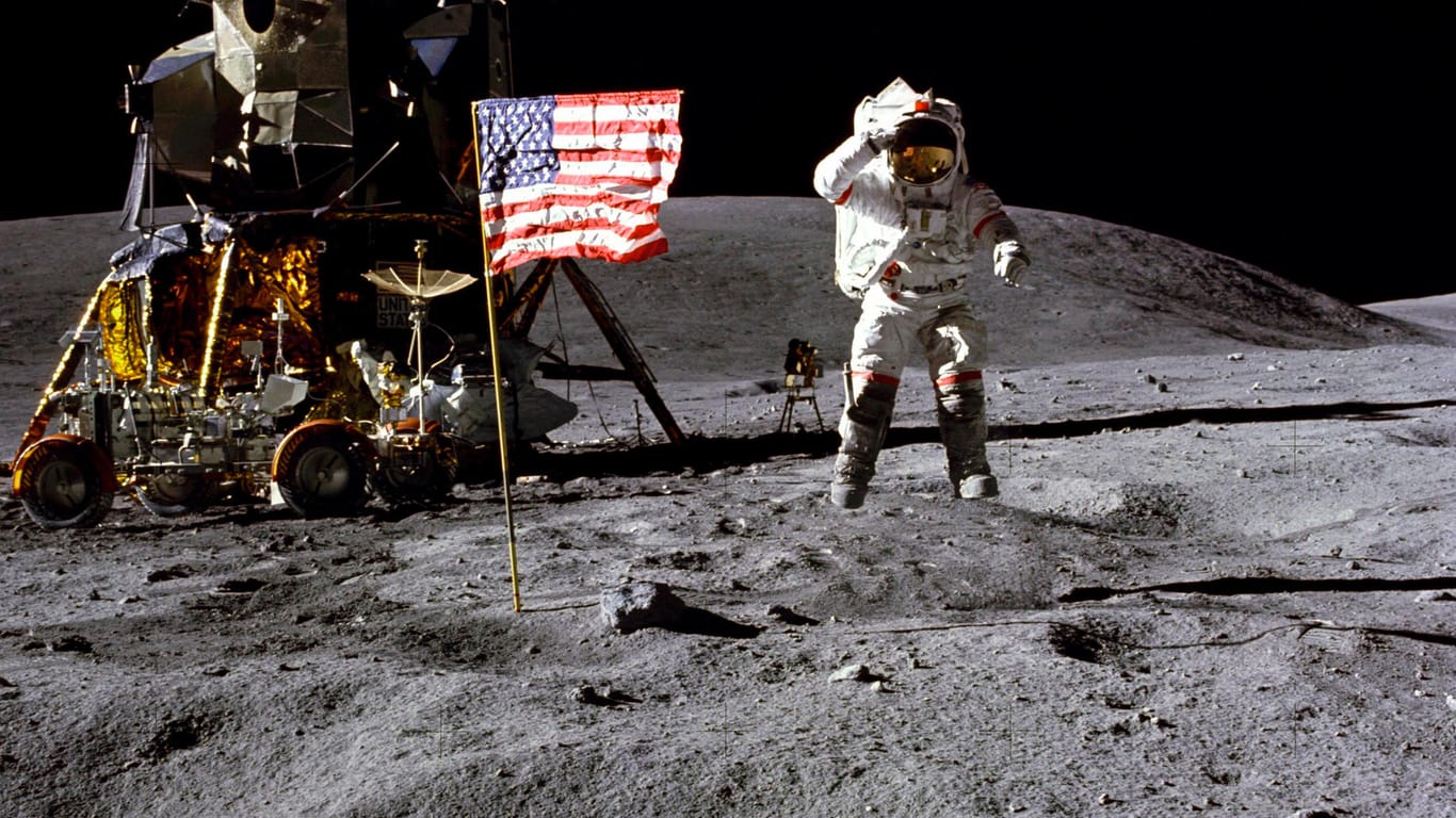 US-Astronaut John Young salutiert im April 1972 auf dem Mond vor der US-Flagge.